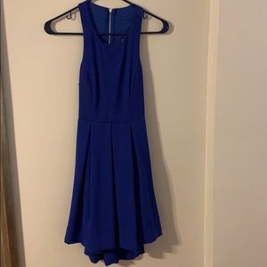 Sleeveless dress with cut out back